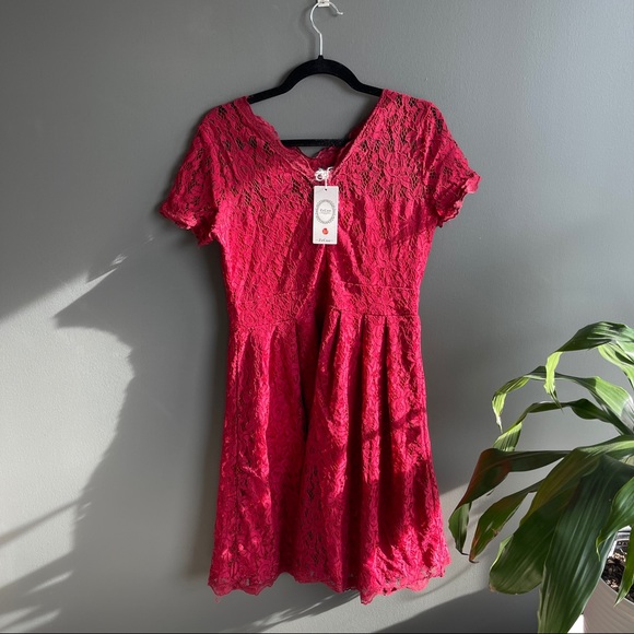 Red lace dress - Picture 2 of 2
